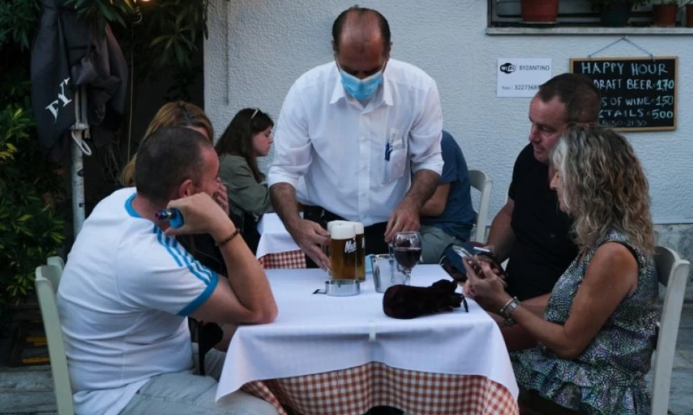 Κρήτη: Άνοιξε την ταβέρνα, σέρβιρε πελάτες, 3.000 ευρώ πρόστιμο